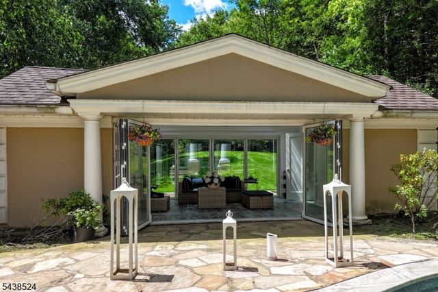 24 Wildwood Rd, Saddle River Boro, NJ 07458