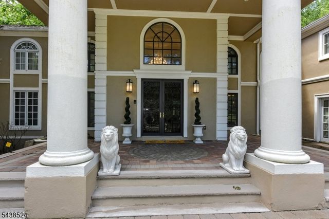 24 Wildwood Rd, Saddle River Boro, NJ 07458
