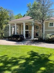 24 Wildwood Rd, Saddle River Boro, NJ 07458