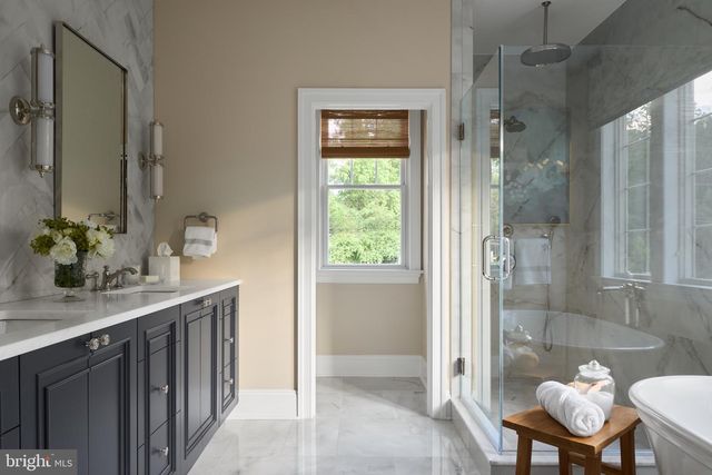 1052 EAGLE RD, Wayne, PA 19087