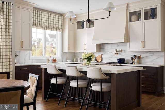 1052 EAGLE RD, Wayne, PA 19087