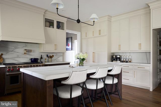 1052 EAGLE RD, Wayne, PA 19087