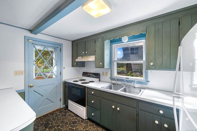 6 Fulmore Drive, Waterford, CT 06385