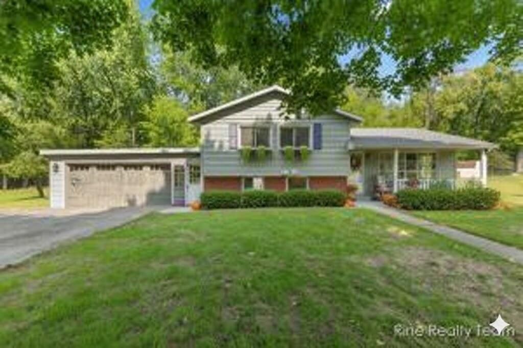 33250 Bernice Avenue, Paw Paw, MI 49079