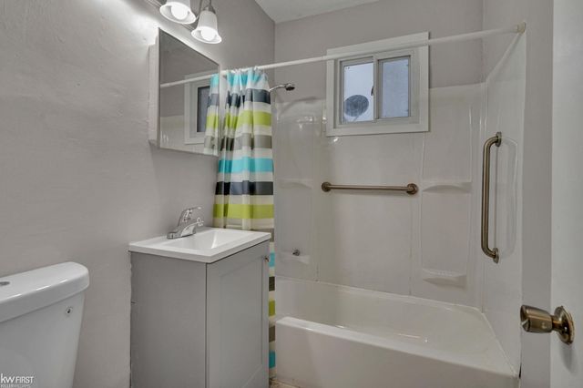 2068 E Boatfield Avenue, Burton, MI 48529