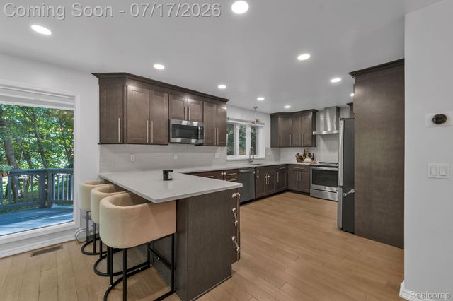 6081 Beachwood Drive, West Bloomfield Charter Township, MI 48324