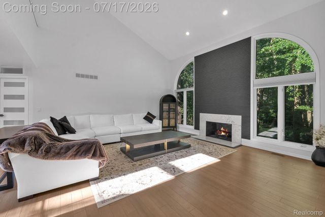 6081 Beachwood Drive, West Bloomfield Charter Township, MI 48324