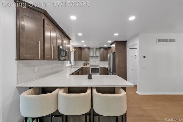 6081 Beachwood Drive, West Bloomfield Charter Township, MI 48324