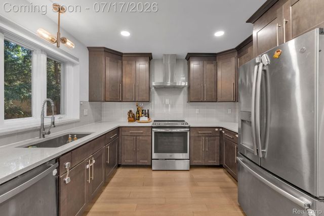 6081 Beachwood Drive, West Bloomfield Charter Township, MI 48324