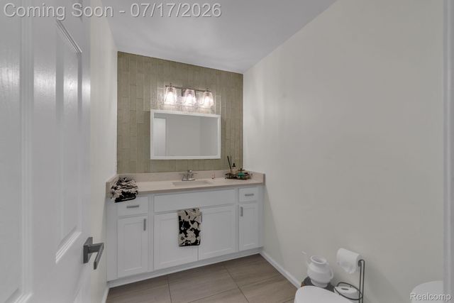 6081 Beachwood Drive, West Bloomfield Charter Township, MI 48324