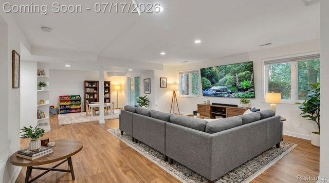 6081 Beachwood Drive, West Bloomfield Charter Township, MI 48324