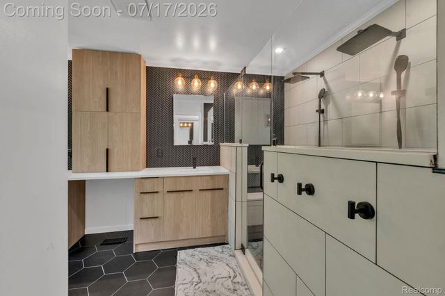 6081 Beachwood Drive, West Bloomfield Charter Township, MI 48324