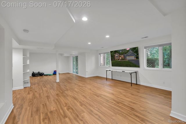6081 Beachwood Drive, West Bloomfield Charter Township, MI 48324