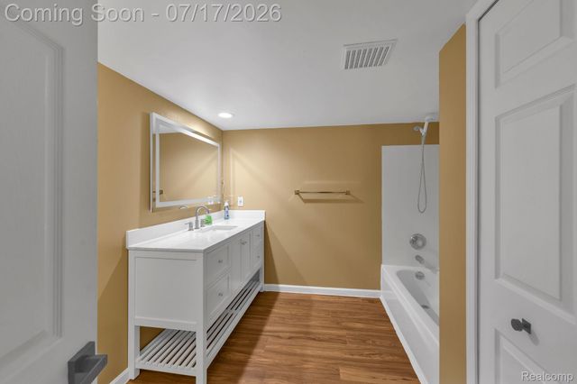 6081 Beachwood Drive, West Bloomfield Charter Township, MI 48324