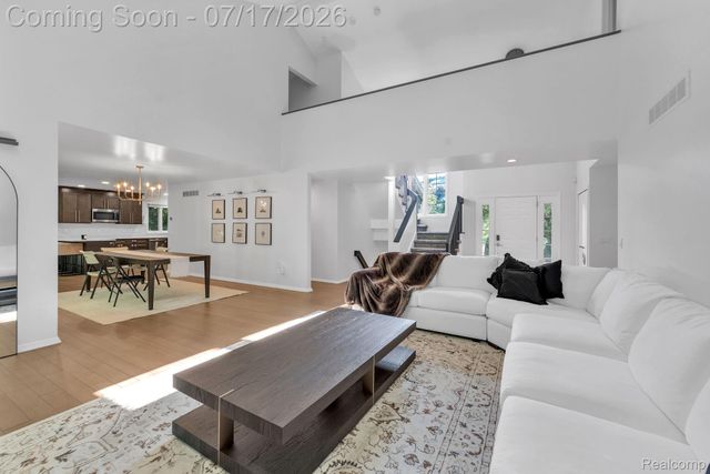 6081 Beachwood Drive, West Bloomfield Charter Township, MI 48324