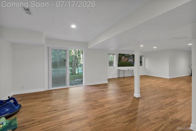 6081 Beachwood Drive, West Bloomfield Charter Township, MI 48324