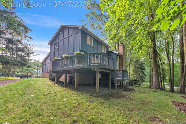 6081 Beachwood Drive, West Bloomfield Charter Township, MI 48324