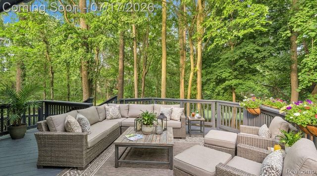 6081 Beachwood Drive, West Bloomfield Charter Township, MI 48324