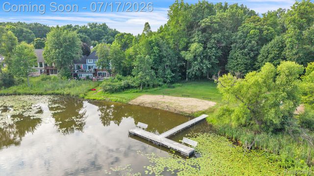 6081 Beachwood Drive, West Bloomfield Charter Township, MI 48324