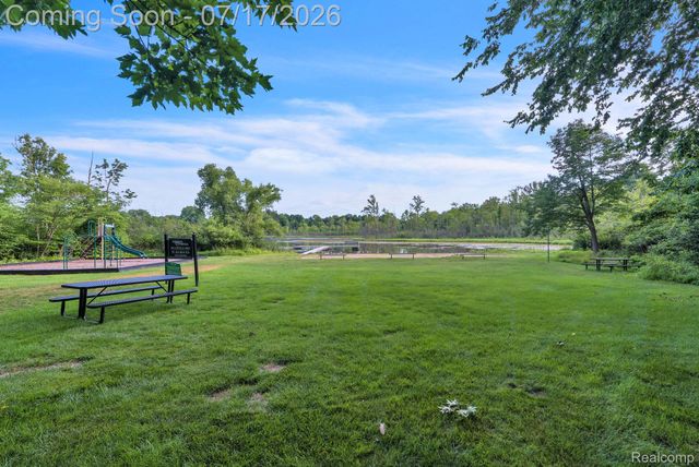6081 Beachwood Drive, West Bloomfield Charter Township, MI 48324