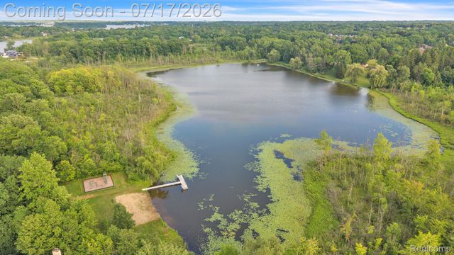 6081 Beachwood Drive, West Bloomfield Charter Township, MI 48324
