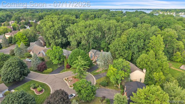 6081 Beachwood Drive, West Bloomfield Charter Township, MI 48324