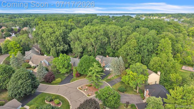 6081 Beachwood Drive, West Bloomfield Charter Township, MI 48324