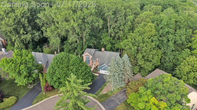 6081 Beachwood Drive, West Bloomfield Charter Township, MI 48324