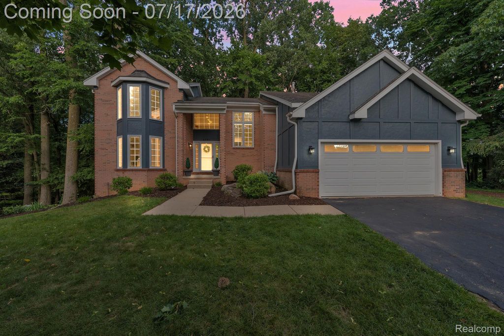 6081 Beachwood Drive, West Bloomfield Charter Township, MI 48324