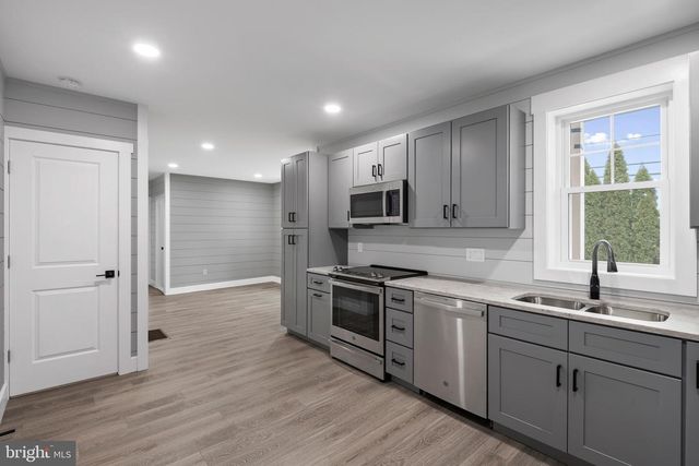 211 W BROAD, Shillington, PA 19607