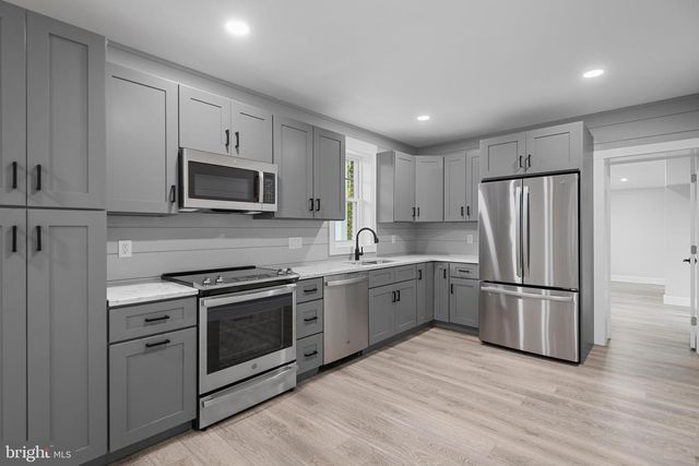 211 W BROAD, Shillington, PA 19607