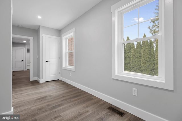 211 W BROAD, Shillington, PA 19607