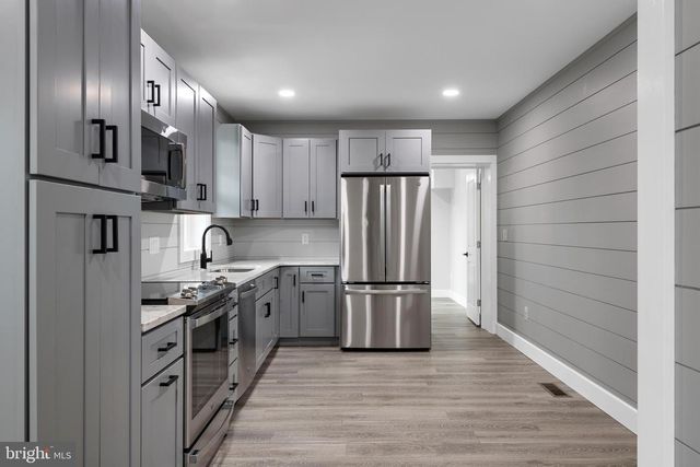 211 W BROAD, Shillington, PA 19607