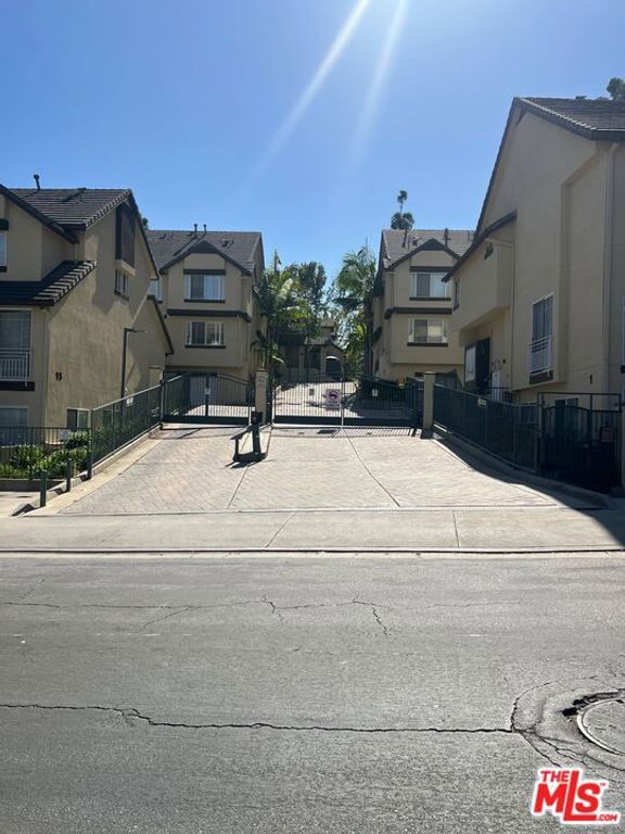 4600 Don Lorenzo Drive 29, Los Angeles, CA 90008