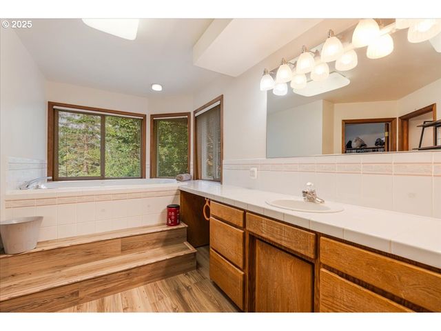 2419 Ne GRANDHAVEN St, Mc Minnville, OR 97128