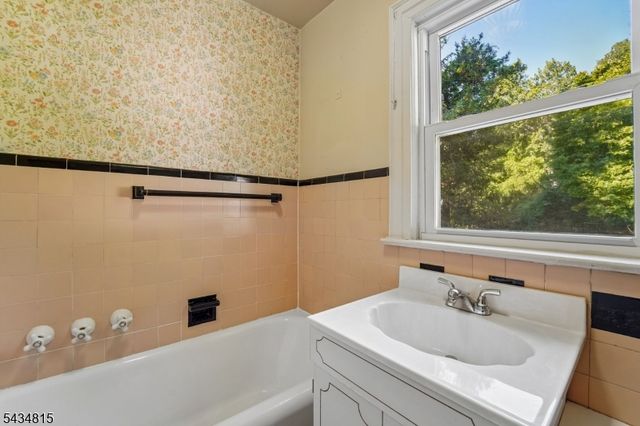 124 Walker Rd, West Orange Twp., NJ 07052