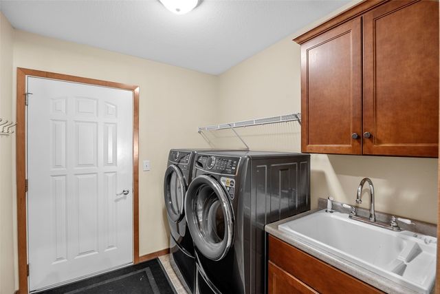 105 Wild Rose Ln, Solon, IA 52333