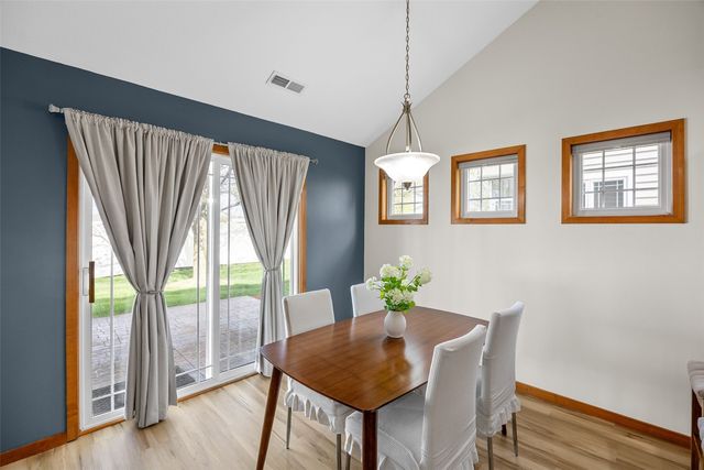 105 Wild Rose Ln, Solon, IA 52333