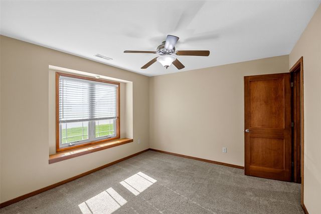 105 Wild Rose Ln, Solon, IA 52333