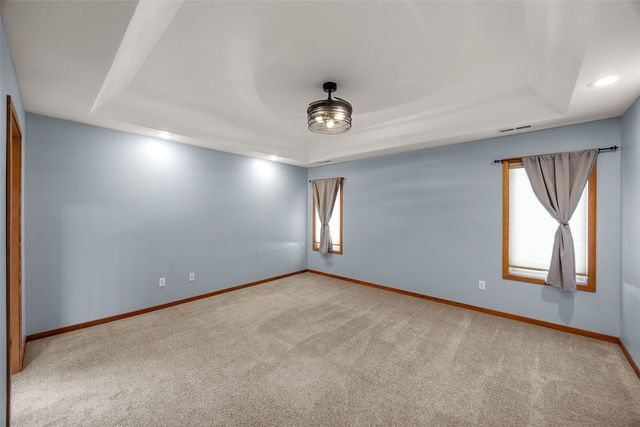 105 Wild Rose Ln, Solon, IA 52333