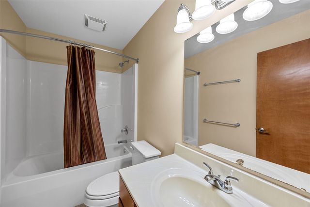 105 Wild Rose Ln, Solon, IA 52333