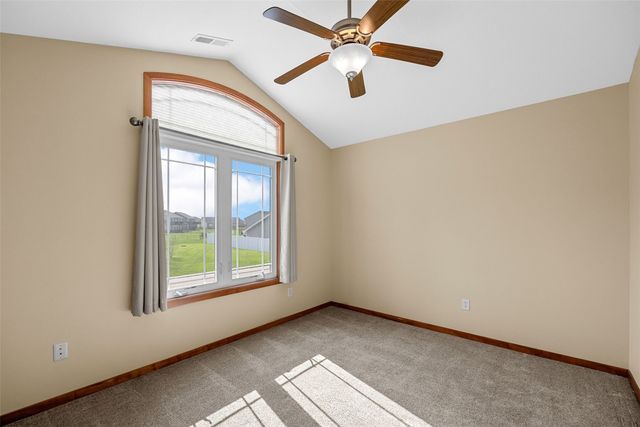 105 Wild Rose Ln, Solon, IA 52333