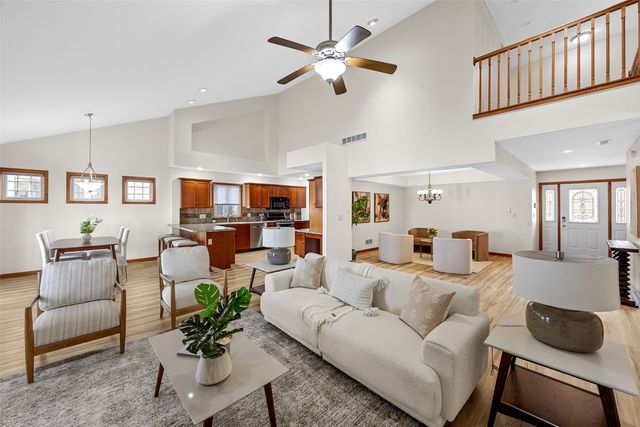 105 Wild Rose Ln, Solon, IA 52333