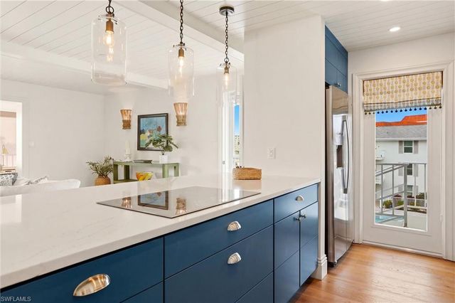 322 Harbour DR 302D, Naples, FL 34103