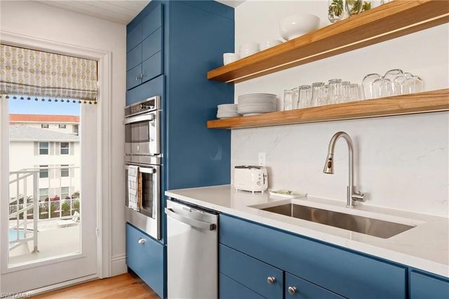 322 Harbour DR 302D, Naples, FL 34103