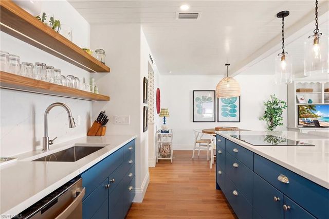 322 Harbour DR 302D, Naples, FL 34103