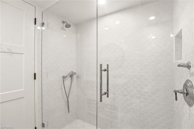 322 Harbour DR 302D, Naples, FL 34103