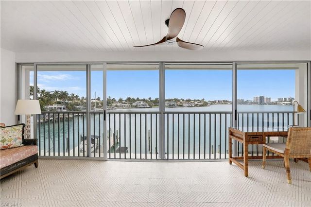 322 Harbour DR 302D, Naples, FL 34103