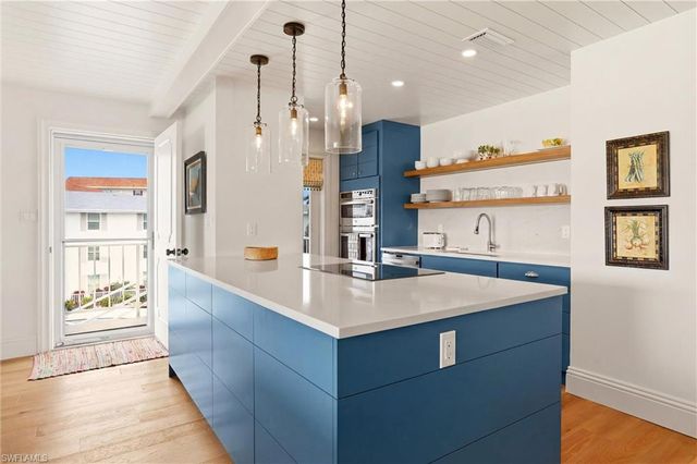 322 Harbour DR 302D, Naples, FL 34103