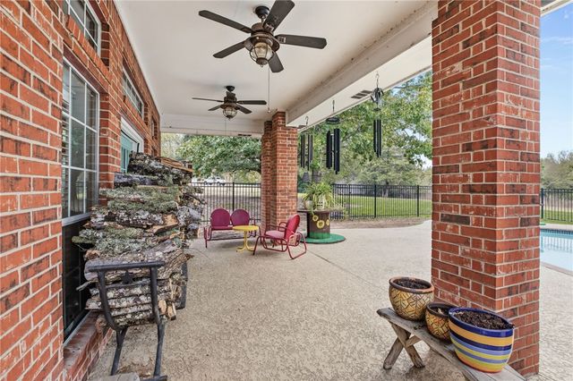 3905 N briarwood Drive, Brenham, TX 77833